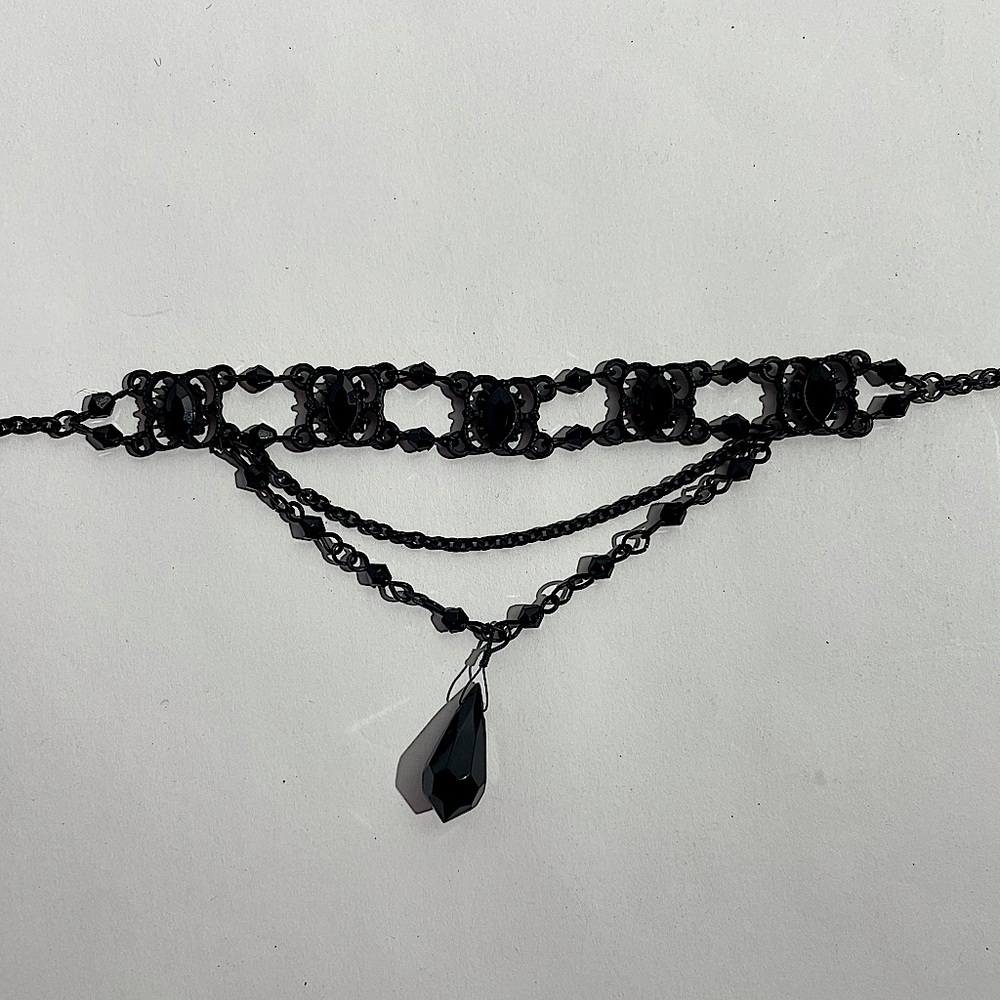Vintage style choker w/ adjustable sizing